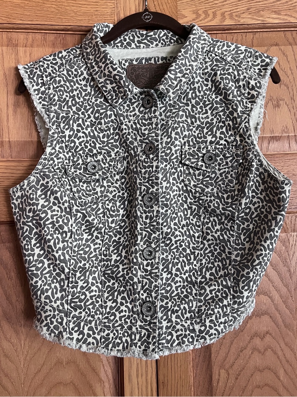 Wallflower Sleeveless Leopard Print Button-Front Vest - Gray & White